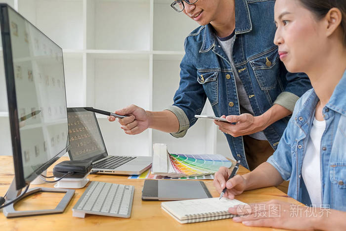 平面设计与彩色片和平板电脑在桌子上平面设计师用工作工具和附件在