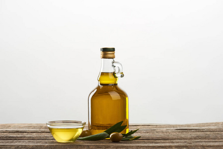 瓶子和碗，上面有油橄榄和橄榄树叶
