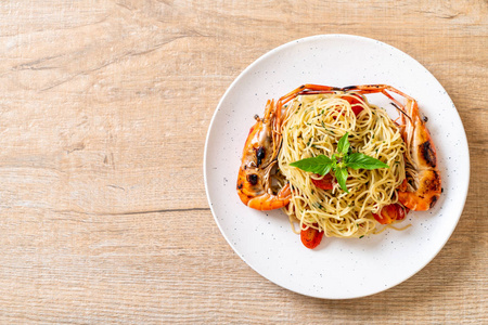 炸意大利面条与烤虾和番茄意大利融合食品风格