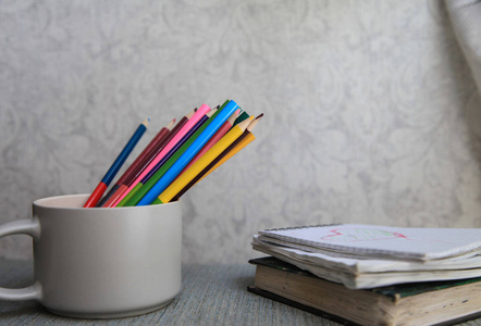 彩色水彩铅笔和水彩颜料。 创意与绘画照片-正版商用图片18hg59-摄图新视界