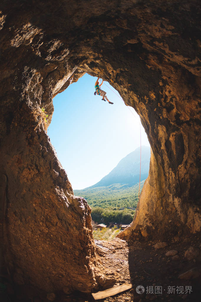 这个女孩克服了土耳其岩石上艰难的攀爬路线.