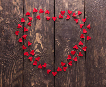 情人节快乐。 小小的红心在木板上美丽的心