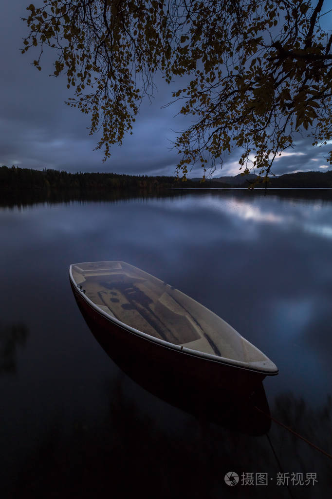 木船在湖边挪威美丽的秋天时光平静的水秋天风景中的旧船桨