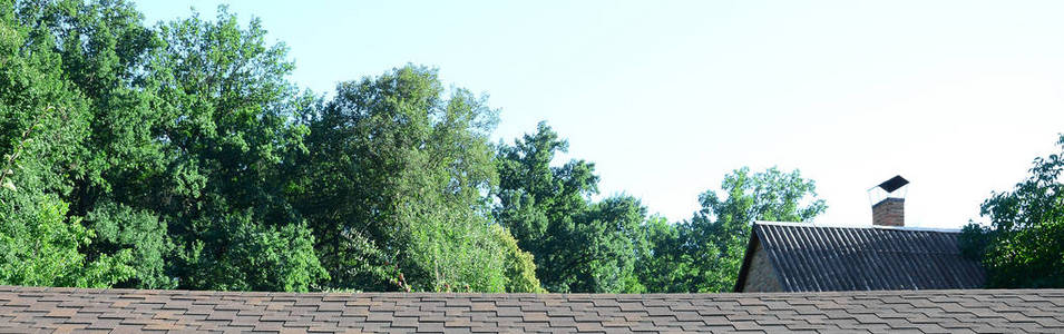 烟囱的现代屋顶和装饰。 柔性沥青或板岩在透视中呈矩形形状。