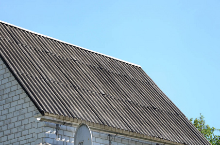白色屋顶带来凉爽的储蓄。 对于温暖气候的家庭，凉爽的屋顶可以降低20的空调成本