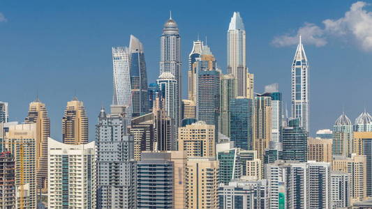 迪拜码头摩天大楼鸟瞰与不错的云从JLT在迪拜时间推移阿联酋。 谢赫扎耶德路上的现代塔楼和交通。