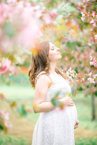 怀孕女孩苹果园的母亲