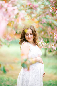怀孕女孩苹果园的母亲图片