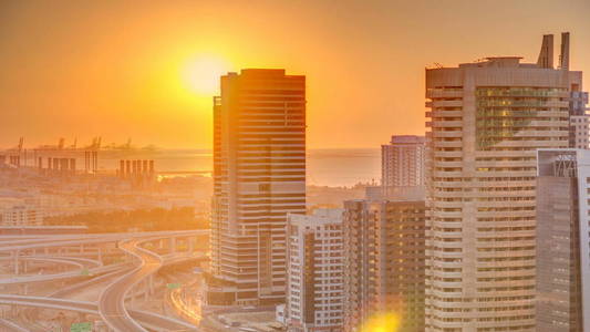 迪拜码头与五颜六色的日落在迪拜空中时间，阿拉伯联合酋长国。 从JLT俯瞰，道路上有交通