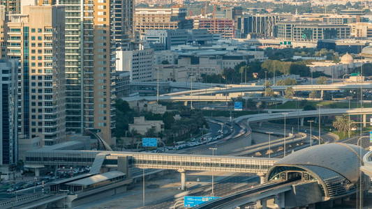 未来派建筑迪拜地铁和电车站和豪华摩天大楼后，迪拜码头，阿拉伯联合酋长国。 从JLT俯瞰，交通在谢赫扎耶德公路上