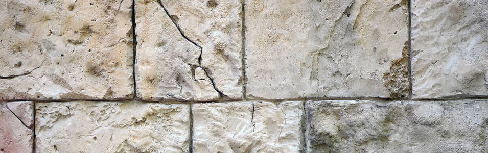 用大巨石加固的古代城墙的碎片。 大砖墙的纹理