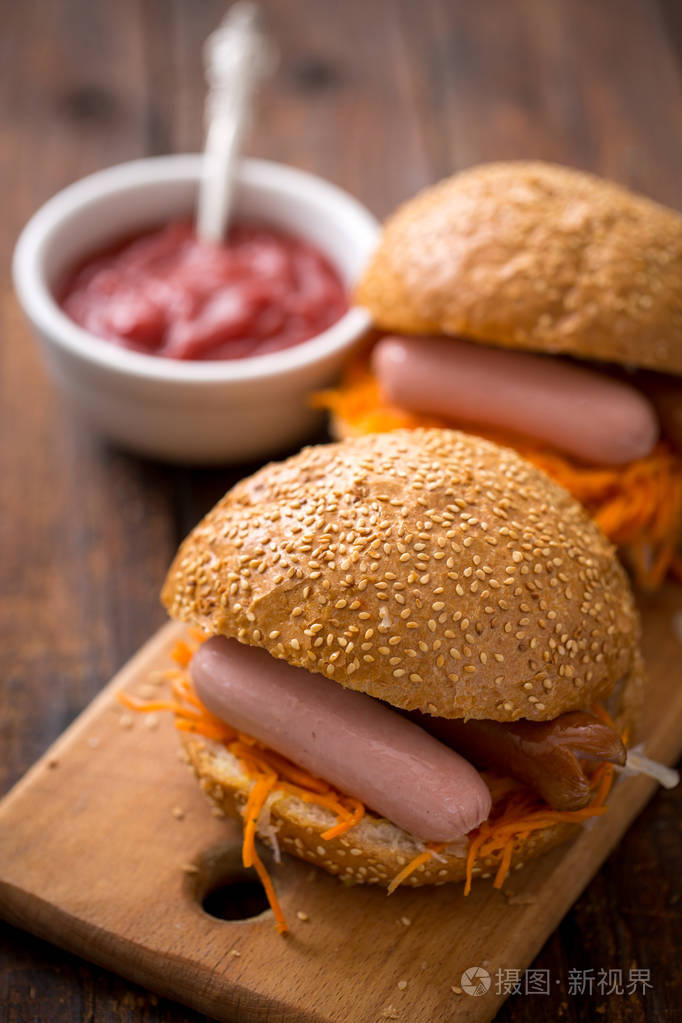 蓝色背景上有香肠的汉堡