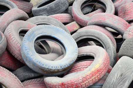 一张在垃圾场上留下的许多旧轮胎的照片. 生态问题和灾难的图景照片