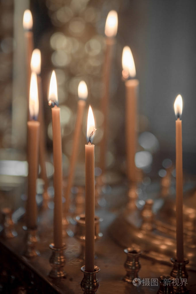 教堂。 蜡烛。 教堂里点燃的蜡烛，为保持灵魂的健康而祈祷，快乐，快乐，上帝