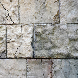 用大巨石加固的古代城墙的碎片。 大砖墙的纹理