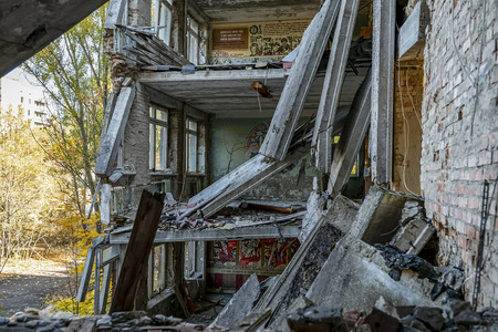 2018年10月20日，幽灵城的乌克兰学校倒塌。 室外教室和被毁坏的地板