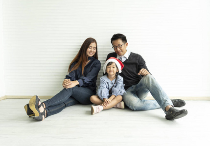 亚洲家庭的母亲和父亲和女儿一起在家里的客厅里快乐。