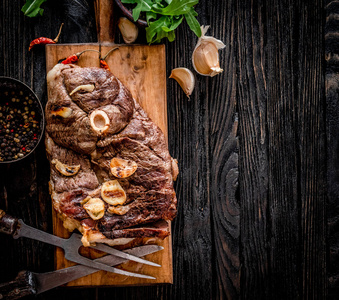 餐桌上的烤肉