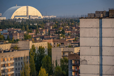 在一个被抛出的城市里，从高层公寓屋顶上看到反应堆的遮蔽物