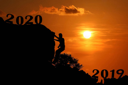 新年2020剪影背景概念。山体和日落背景。