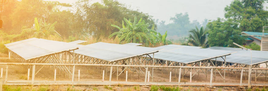 发电站中的太阳能电池来自太阳的替代能源。 太阳能农场太阳能电池板与太阳光