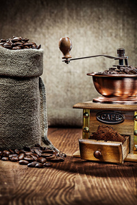 咖啡机和带咖啡豆的麻布袋