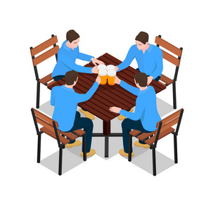 四个相同的男人用啤酒碰杯。 男人们坐在木桌旁喝啤酒。