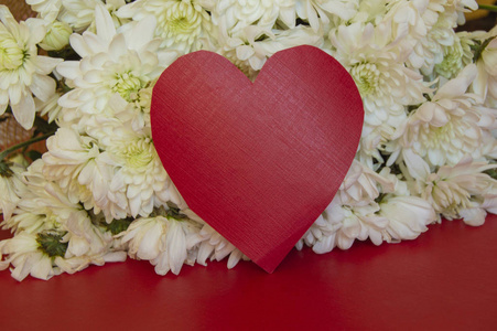 红色的心与空间为文字, 在白色的背景。情人节母亲节妇女日婚礼的问候观念
