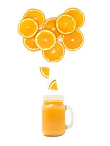 用新鲜橙汁在玻璃杯上的橙汁切片，在白色背景下分离，关闭