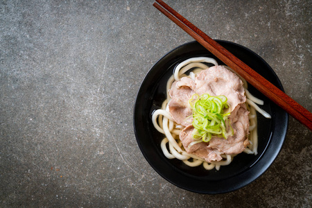 乌登拉面与猪肉石羊拉面日本食品风格