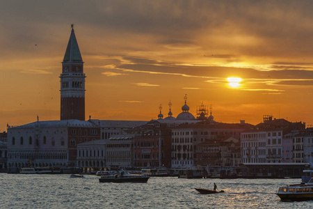 意大利威尼斯历史城市天际线的日落