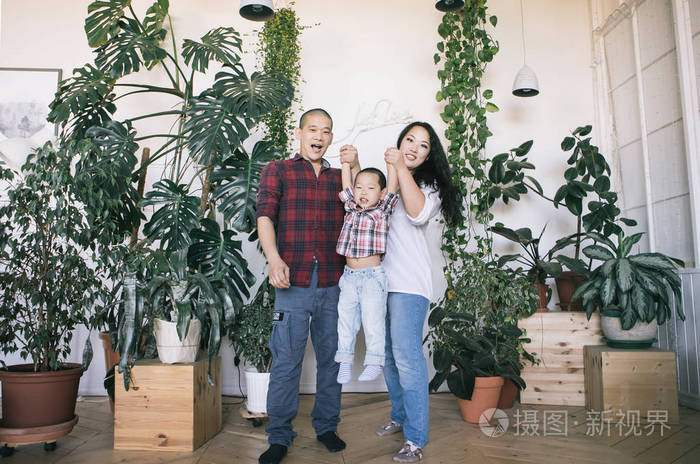 快乐的韩国家庭爸爸妈妈和儿子在工作室