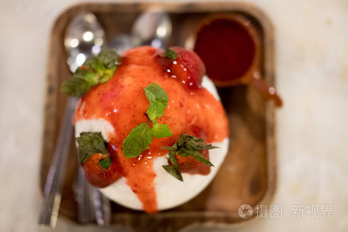 冰奶韩国甜点，含草莓丁苏选择性聚焦