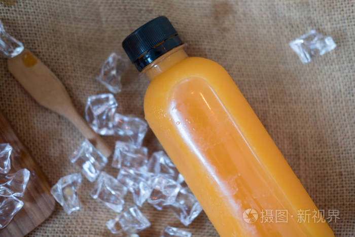 几小瓶新鲜橙汁