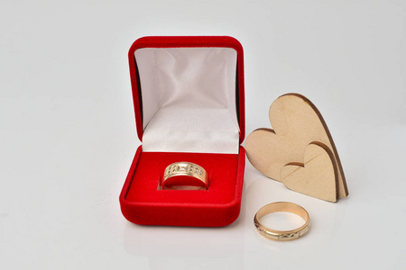 两个金色的结婚戒指和心