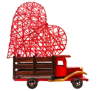 上面有大红色心脏的老式木制卡车。孤立在白色背景上。情人节快乐