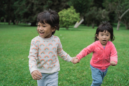 小孩子喜欢在公园里跑步