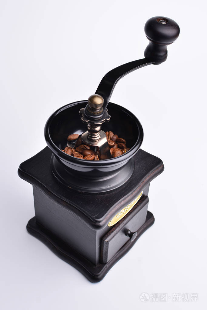 白色背景的老式咖啡机