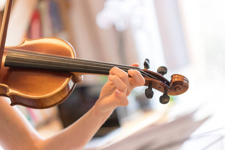 漂亮的年轻女孩练习小提琴声学音乐