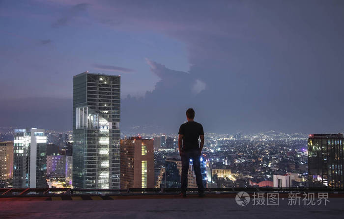 站在天台的照片图片