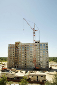 在建筑物附近建造起重机。带起重机和建筑物的施工现场