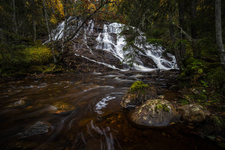 特隆赫姆地区Jonsvatnet湖附近萨格尔瓦河瀑布。 北方森林的秋景。