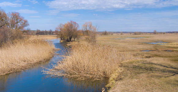 乌克兰波塔夫斯克州梅拉小河的春天景观