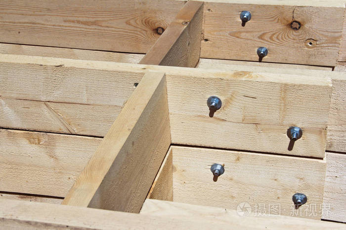 木结构的一部分. 木制甲板螺栓,以更好地安装. 坚固的建筑.