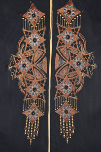 背景纹理的织物与装饰在黑色背景。