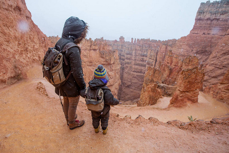 母亲和儿子在美国犹他州的布莱斯峡谷国家公园徒步旅行