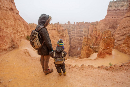 母亲和儿子在美国犹他州的布莱斯峡谷国家公园徒步旅行
