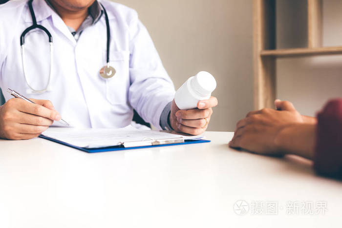 医生咨询病人谈论医学