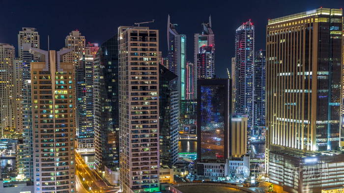 阿拉伯联合酋长国一个大城市的摩天大楼夜间照明. 来自jlt的鸟瞰图