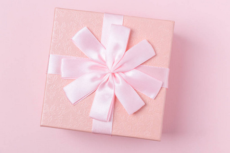 装饰粉红色礼品盒与弓在粉红色的背景